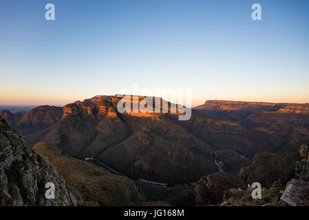 Blyde River Canyon, berühmte Reiseziel in Südafrika. Letzten Sonnenlicht auf den Bergkämmen. Ultra-Weitwinkel-Ansicht von oben. Stockfoto