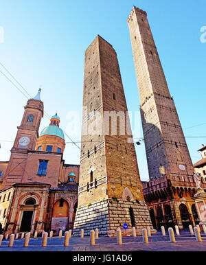 Das Symbol der Stadt Bologna, Italien, die beiden Türme Asinelli und Garisenda Stockfoto