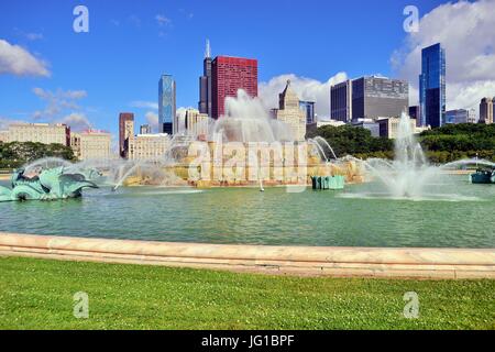Chicago Buckingham Fountain bietet eine fließende Vordergrund den Blick auf ein Segment auf die Skyline der Stadt, die über es steigt. Chicago, Illinois, USA. Stockfoto