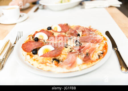 Schickes Restaurant Pizza Teller Stockfoto