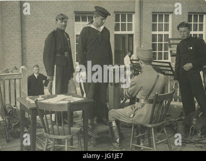 Gewichtscontrole Op de Prins Hendrik Kazerne Aan de Vooravond van de 20e Vierdaa - F40082 - KNBLO Stockfoto