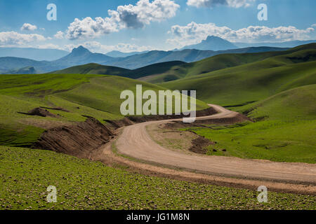 Straße führt durch die grüne Landschaft rund um den Darbandikhan künstliche See an der Grenze zwischen Iran, Irak-Kurdistan Stockfoto