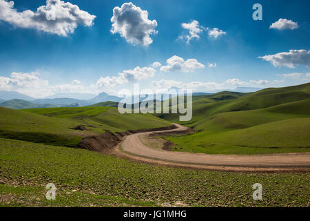 Straße führt durch die grüne Landschaft rund um den Darbandikhan künstliche See an der Grenze zwischen Iran, Irak-Kurdistan Stockfoto