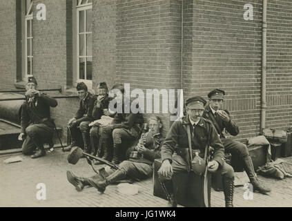 Deelnemers Lunchen Op de Binnenplaats van de Prins Hendrik Kazerne Op de Maandag - F40355 - KNBLO Stockfoto