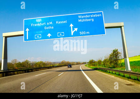 Blaue Autobahn Schild über der Straße in Deutschland an sonnigen Tag Stockfoto