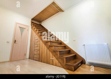 Moderne Architektur Interieur mit Luxus-Flur mit glänzenden Holztreppen in modernen stöckiges Haus. Speziell angefertigte ausziehbaren Schränke auf Gleitern in Schlitze u Stockfoto