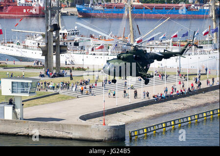 MI-17 Hubschrauber mit polnischen Marine Special Forces Soldaten, Jednostka Wojskowa Formoza (militärische Einheit Formoza) während der Übungen. 23. Juni 2017 Gdynia Stockfoto