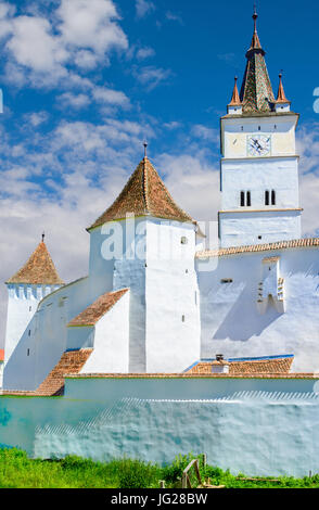 Straße Blick auf die befestigte Kirche von Harman, Brasov in Rumänien. Die Festung ist in der Mitte von Harman, einem Dorf 8 km weit von Brasov. Es da Stockfoto