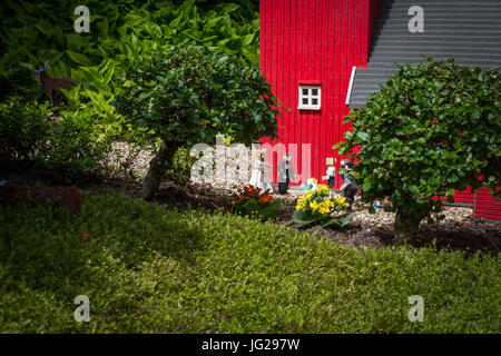 Billund, Dänemark - 27. Juli 2017: Trauung mit Menschen, die aus Legosteinen in der Dorf-Landschaft, Legoland Dänemark Stockfoto