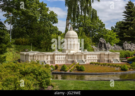 Billund, Dänemark - 27. Juli 2017: weiße Hausmodell aus Legosteinen in Legoland Dänemark Stockfoto