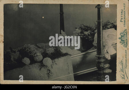 Johann Winkler - Fotografija Deklice V Odprti Krsti okraC5A1eni s Cvetjem Na mrtvaC5A1kem odru Stockfoto