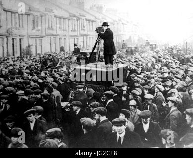 John Maclean s Sarg aus seiner Pollokshaws Heimat entfernt werden Stockfoto