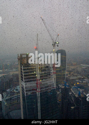 Die City of London von oben auf die Gurke an einem regnerischen Abend Stockfoto