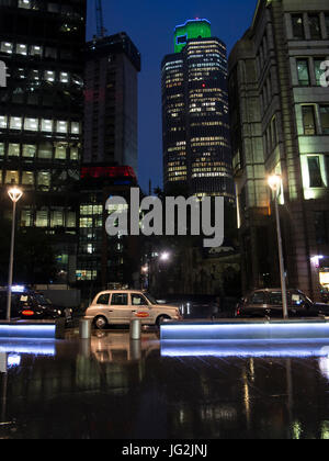 London Taxi wartet im strömenden Regen Stockfoto