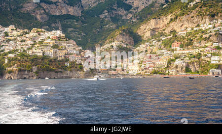 Panorama Blick auf Positano Stadt in am Nachmittag Sonne, Kampanien, Italien Stockfoto