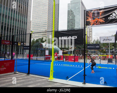 Padel Tennis in den Docklands von London, umgeben von hohen Aufstieg Büros Stockfoto