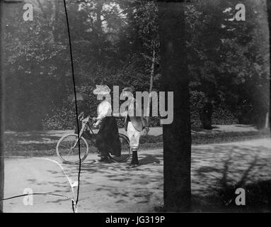 La Leçon de Bicyclette, Mlle Colomès, G. Compayre, Luchon, September 1895, TRU C 31 - Fonds Trutat Stockfoto