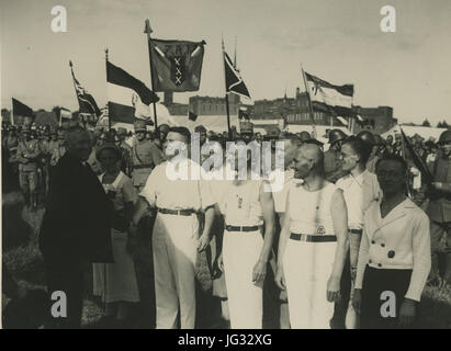 Landrat Eich Uit Cleve Begroet de welcher Deelnemers Tijdens de Vlaggenparade Op - F40565 - KNBLO Stockfoto