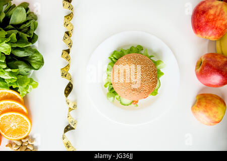 Frische Lebensmittel Essen Vorbereitung Burger auf dem Tisch Stockfoto