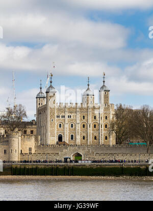 Tower von London befindet sich am nördlichen Ufer der Themse in central London, UK Stockfoto