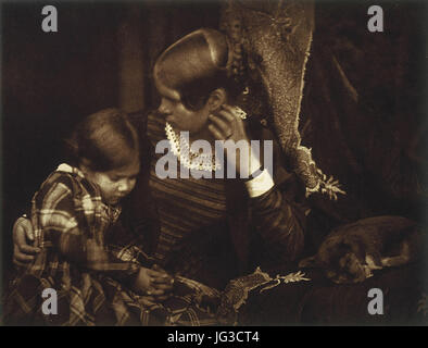 Harriet Farnie und Miss Farnie mit einem schlafen Welpen Brownie Robert Adamson David Octavius Hill 1920 28original negative rund 184529 Stockfoto