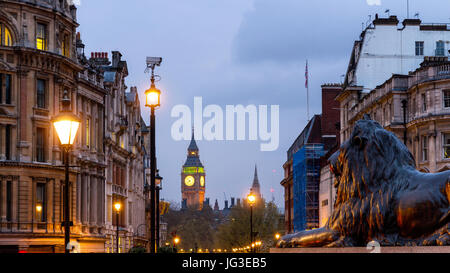 Löwen London Trafalgar Square und Big Ben Turm im Hintergrund, London, UK Stockfoto