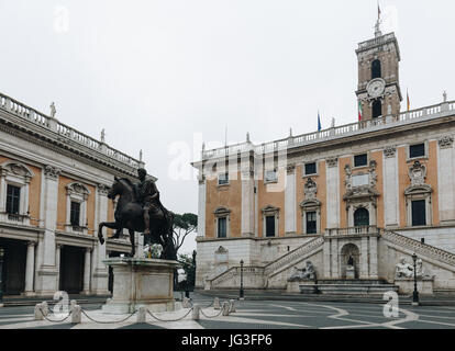 Piazza del Campidoglio, auf Kapitolinischen Hügel, Palazzo Senatorio und die Reiterstatue des Marcus Aurelius. Stockfoto