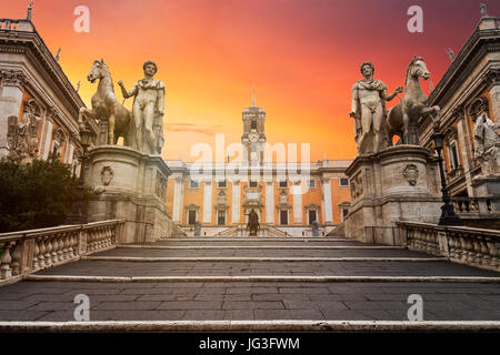 Cordonata-Treppe und weißen Statuen von Castor und Pollux auf der Piazza del Campidoglio (kapitolinische Platz) auf dem kapitolinischen Hügel, Rom, Italien Stockfoto