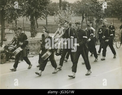 Het Distanziertheit van de Studenten Weerbaarheid Pro Patria Onderweg Op de Vierde d - F40532 - KNBLO Stockfoto