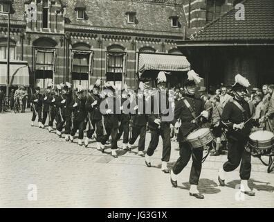 Het Distanziertheit van de Studenten Weerbaarheid Pro Patria Uit Leiden Onder Comman - F40660 - KNBLO Stockfoto