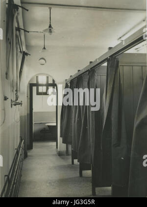 Het Interieur van de Stortbaden En Een Zitbad in de Prins Hendrik Kazerne zehn werden - F40337 - KNBLO Stockfoto