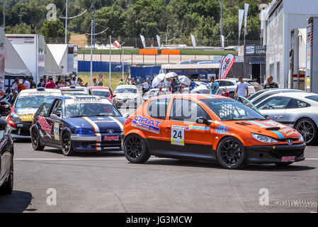 Vallelunga, Rom, Italien. 24. Juni 2017. Italienischen Super Cup Meisterschaft Autos im Fahrerlager wartet pit Lane Eintrag, orange Peugeot 206 ersten Platz Stockfoto