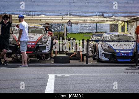 Vallelunga, Rom, Italien. 24. Juni 2017. Mechaniker arbeiten am Automotor vor italienischen Porsche Carrera Cup Rennen in Garage Werkstatt Stockfoto