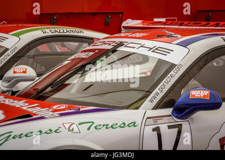 Vallelunga, Rom, Italien. 24. Juni 2017. Bunte Porsche Carrera racing Autos Detail in Werkstatt Garage, keine Menschen Stockfoto