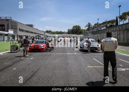 Seat Leon Cupra Cup Rennwagen auf der Rennstrecke Startaufstellung, line-up vor dem Rennen Stockfoto