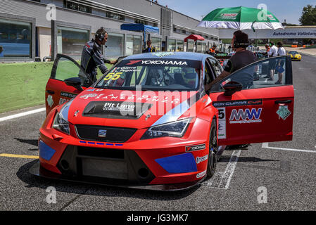 Seat Leon Cupra Cup Rennwagen, Fahrer Lorenzo Pegoraro und Francesco Guerra, auf Leitung ausgehend Raster ausrichten Stockfoto