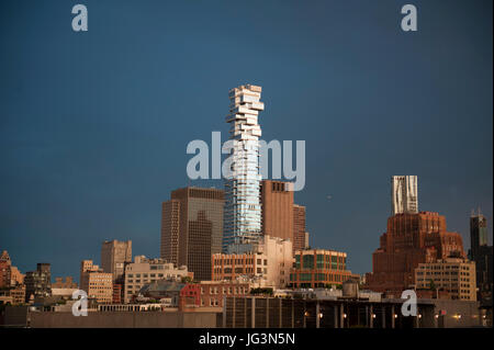 Mehrfamilienhäuser in 56 Leonard St. und 8-Fichte-Str. in Lower Manhattan glänzen gegen den dunkler werdenden Himmel bei Sonnenuntergang. Stockfoto