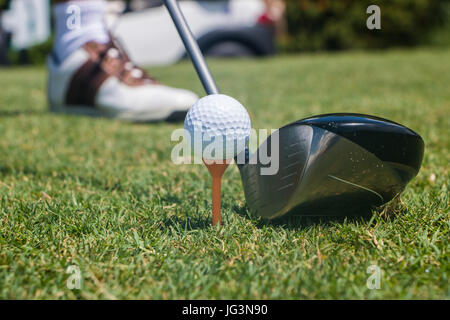 Golfer schlagen Golfball Abschlag Stockfoto