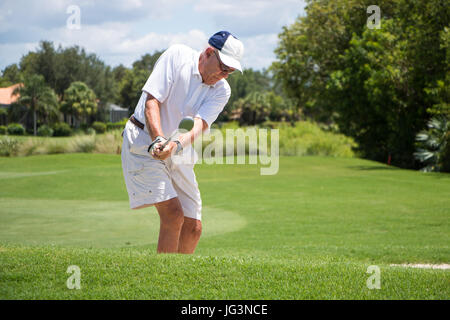 Golfer schlagen Ball Stockfoto