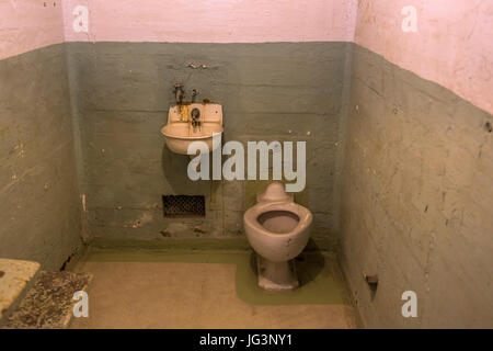 WC, Waschbecken, Gefängniszelle, Cellhouse, Gefängnis Alcatraz, San Francisco, Kalifornien Vereinigte Staaten Penitentiary, Alcatraz Island, San Francisco Bay Stockfoto