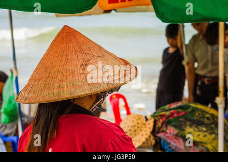 Muine Vietnam - 26. Mai 2017: Unbekannte Frau trägt einen traditionellen Hut einkaufen In frischen Fischmarkt am Muine Pier In Muine Vietnam. Stockfoto