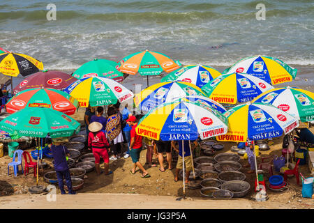 Muine Vietnam - 26. Mai 2017: Unbekannte Menschen beim Einkaufen In den frischen Fischmarkt am Muine Pier In Muine Vietnam. Stockfoto