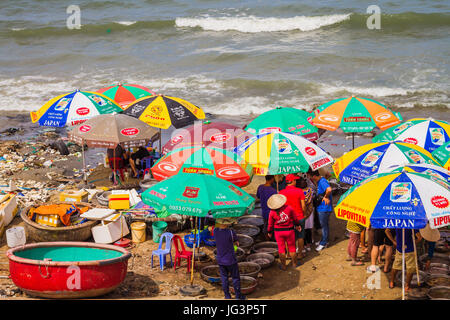 Muine Vietnam - 26. Mai 2017: Unbekannte Menschen beim Einkaufen In den frischen Fischmarkt am Muine Pier In Muine Vietnam. Stockfoto