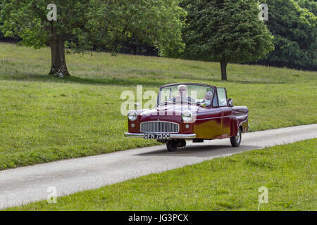 1965 60s Bond MK Tourer maroon Three Wheeler; Klassische, sammelbare restaurierte Oldtimer, die zum Mark Woodward Event in Leighton Hall, Carnforth, Großbritannien, eintreffen Stockfoto