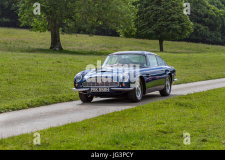 Blauer Aston Martin DB6 Grand Tourer aus den 1970 70er Jahren; British Classic, historische, restaurierte Oldtimer zum Sammeln, die im Waldpark, Großbritannien, gefahren werden Stockfoto