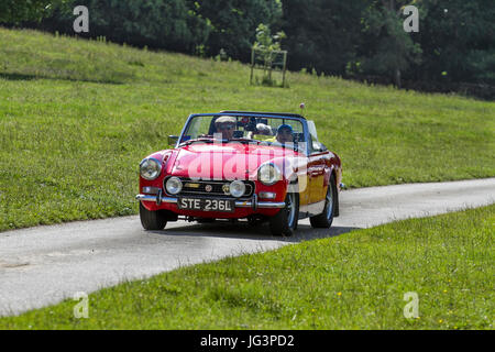 1972 70s Red MG Midget Classic, Sammlerstück restaurierte Oldtimer, die im Woodland Park, Großbritannien, gefahren werden Stockfoto