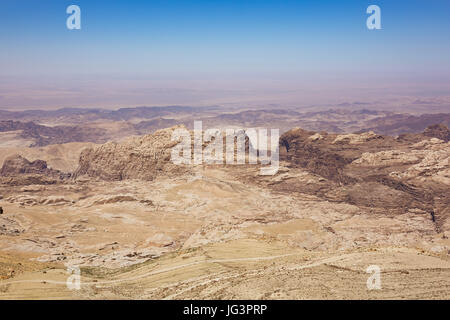 Berge im Jordan Hochland in der Nähe von Petra gesehen von des Königs Autobahn, mit der Araba-Becken in einem Abstand Stockfoto