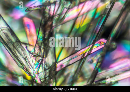 Makroaufnahme der Mikrokristalle von Methylparaben in polarisiertem Licht Stockfoto