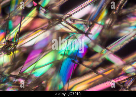 Makroaufnahme der Mikrokristalle von Methylparaben in polarisiertem Licht Stockfoto