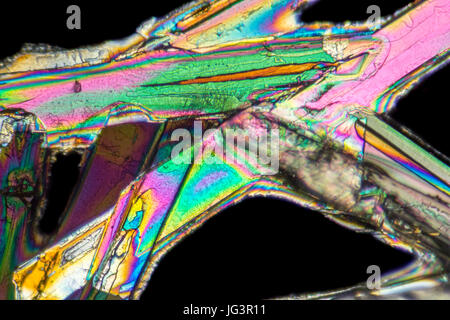 Makroaufnahme der Mikrokristalle von Methylparaben in polarisiertem Licht Stockfoto